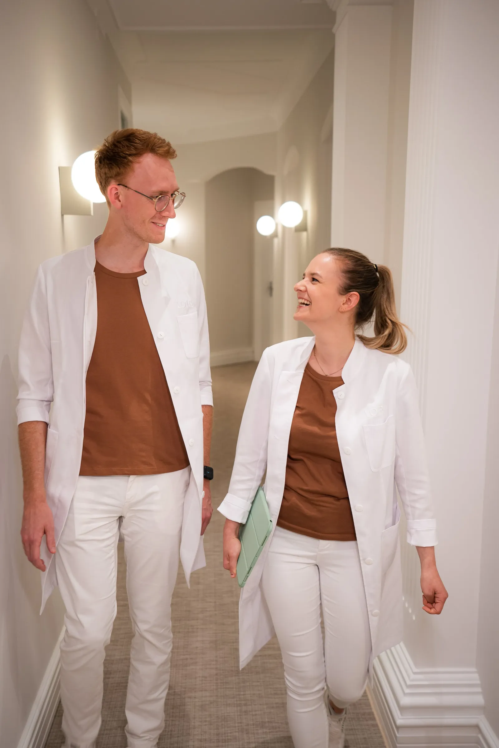 Zahnärztliche Besprechung zwischen Zahnarzt und Patient